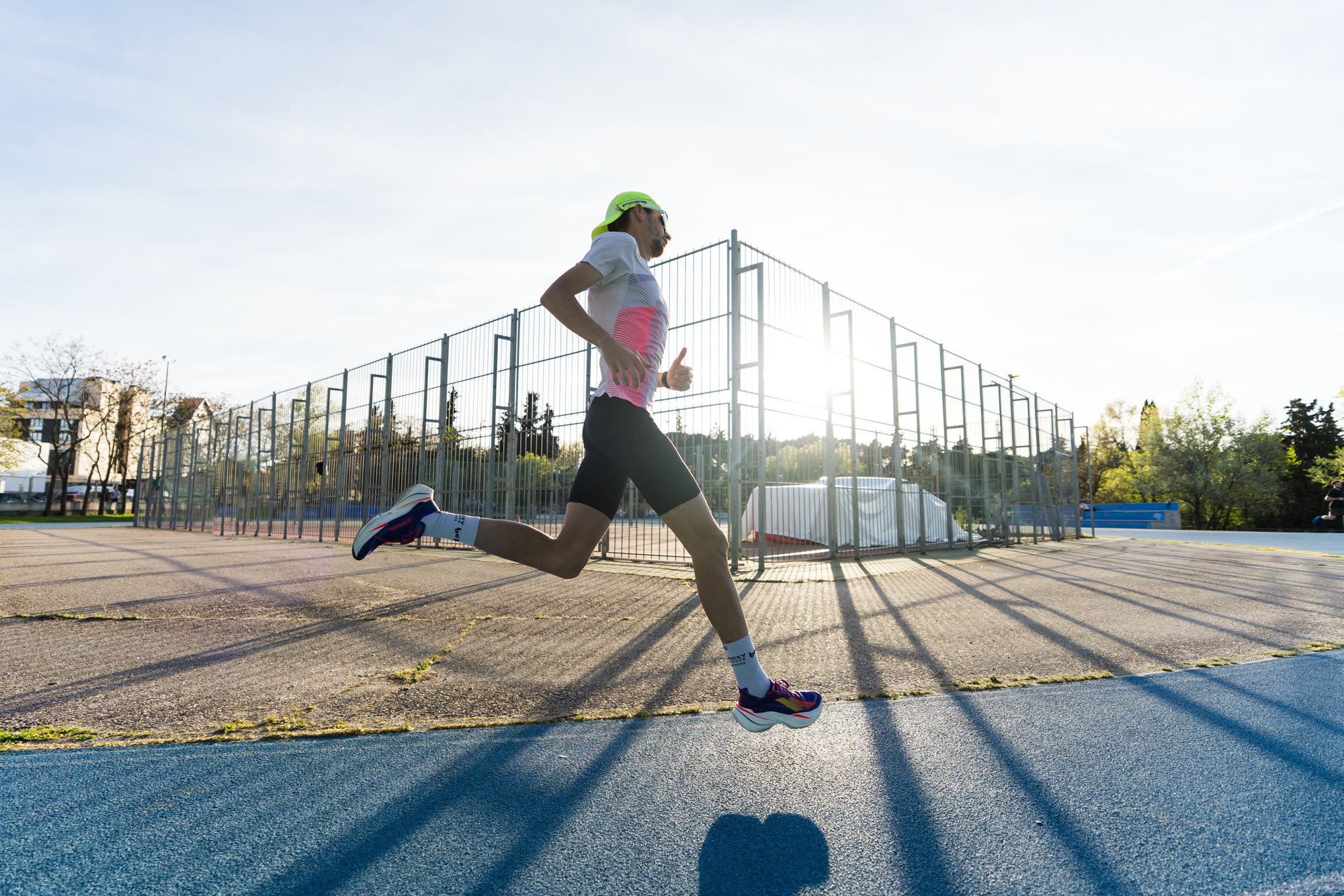 Cristian Martínez corriendo a contraluz en la pista de atletismo