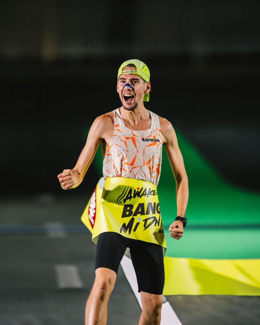 Cristian celebrando la llegada a meta de un 10K
