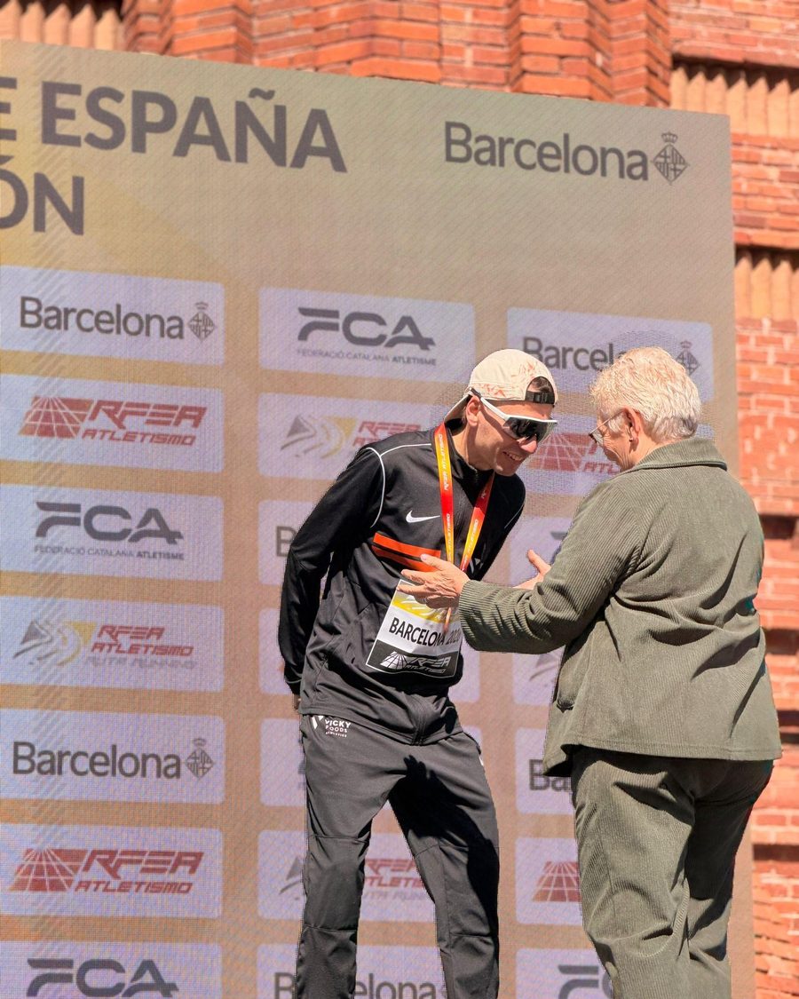 Cristian recibiendo la medalla en el Campeonato de España de maratón