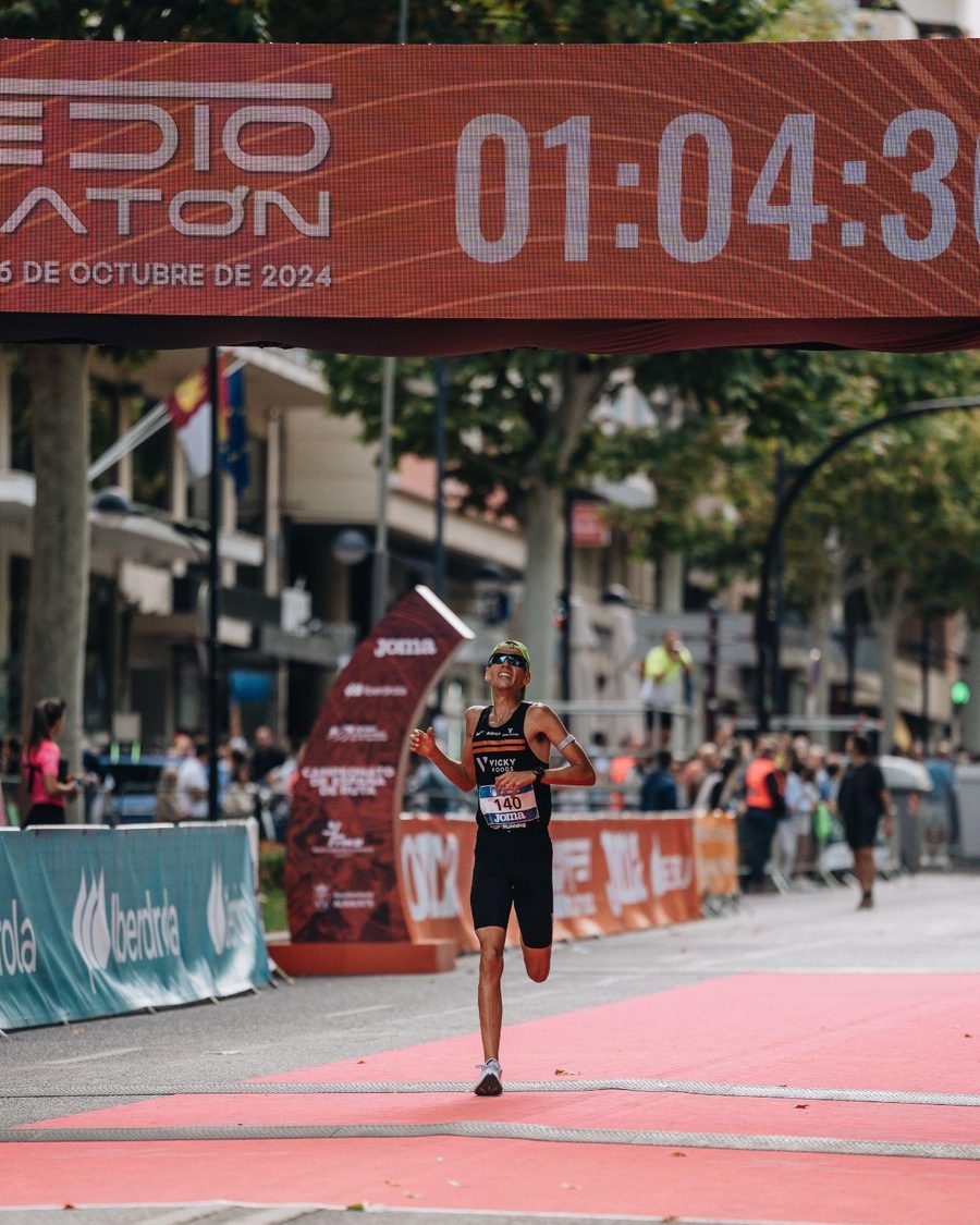 Cristian entrando en la meta de un medio maratón