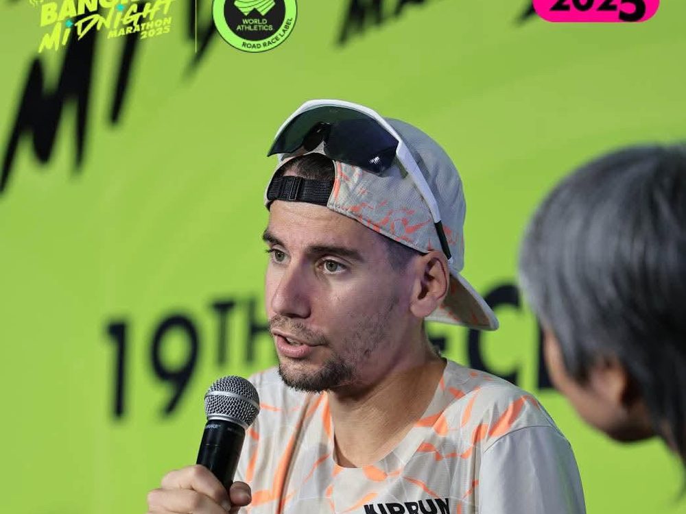 Cristian Martínez atendiendo a los medios en la Bangkok Midnight Marathon 2025